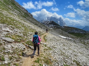 nuvole, sentiero, montagna, zaino, cielo, sassi, persone, erba, montagne, camminare, azzurro, bastone, pietre, bianco, escursionisti, percorso, due, vetta