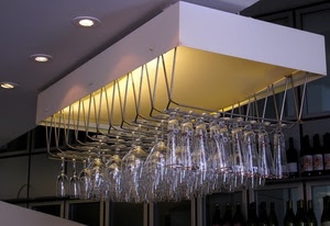 bicchieri, vetro, luci, bottiglie, bar, appesi, faretti, vino, bianco, capovolti, calici