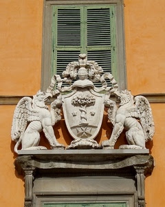 stemma, finestra, ali, muro, grifoni, albero, croce, marmo, verde, persiana, sculture, persiane, scultura, bianco, arancione, imposte